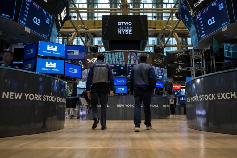 Wall Street opens in scattered order, showing signs of exhaustion