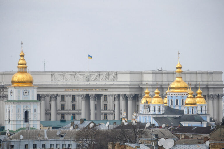 War in Ukraine, day 894 | Loud explosions heard in Kyiv after air raid alert