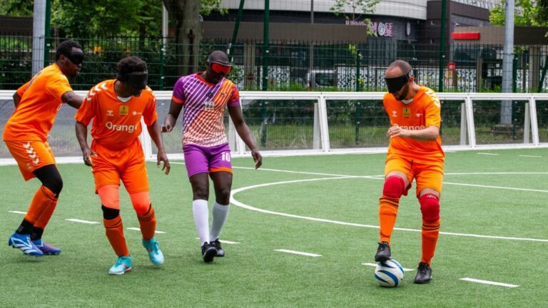 We explain the rules of blind football to you