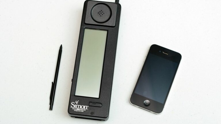 We tell you the story of the IBM Simon, the very first multitasking phone with touch screen, which is celebrating its 30th anniversary