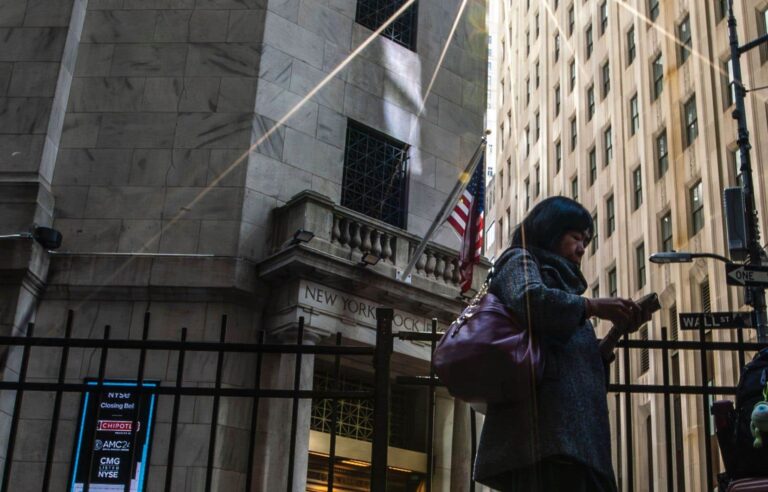 World stock markets lurch, fears of recession in the United States