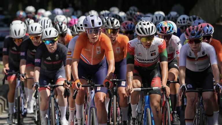 a Slovak runner at the front and a bunched peloton… Follow the women’s race online