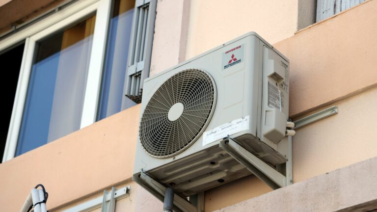 electricity consumption, hydrofluorocarbons, heat islands… The negative effects of air conditioning