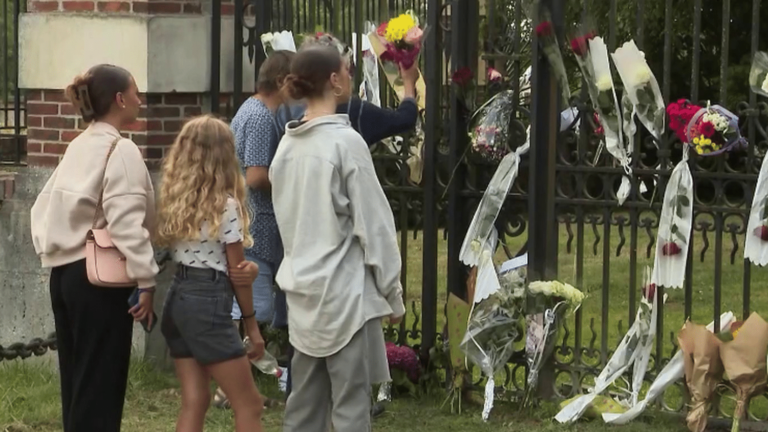 emotion in front of his residence in Douchy