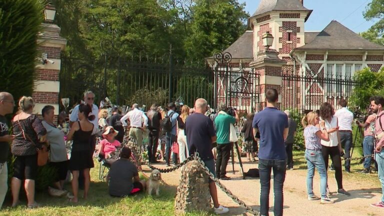 his many admirers in front of his property in Douchy