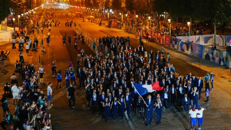 relive the passage of the French delegation behind its flag bearers Alexis Hanquinquant and Nantenin Keïta