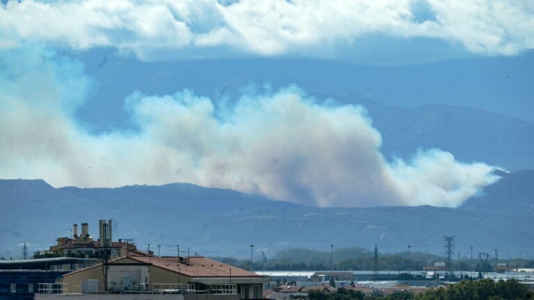 A major fire is underway in the Pyrénées-Orientales near Castelnou, 440 hectares covered, two firefighters injured