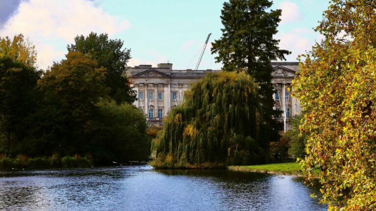 A memorial to Elizabeth II will be erected in a park near Buckingham Palace