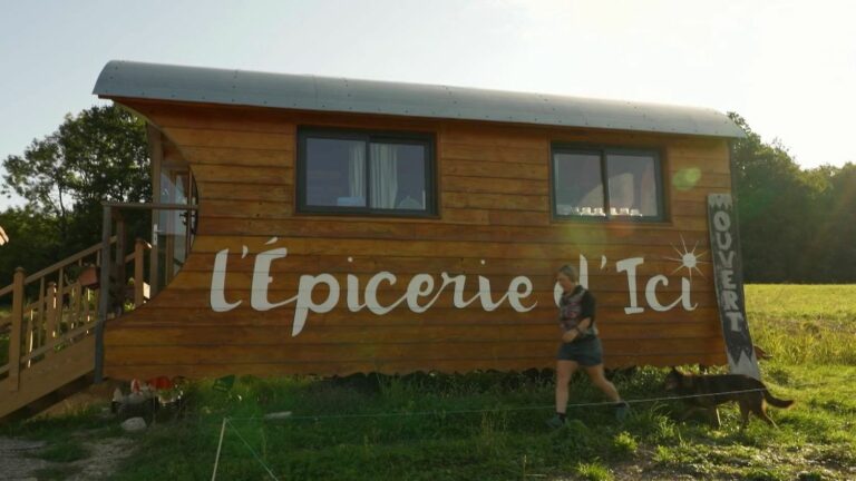 An Ariège farmer makes money by promoting local products in her grocery store