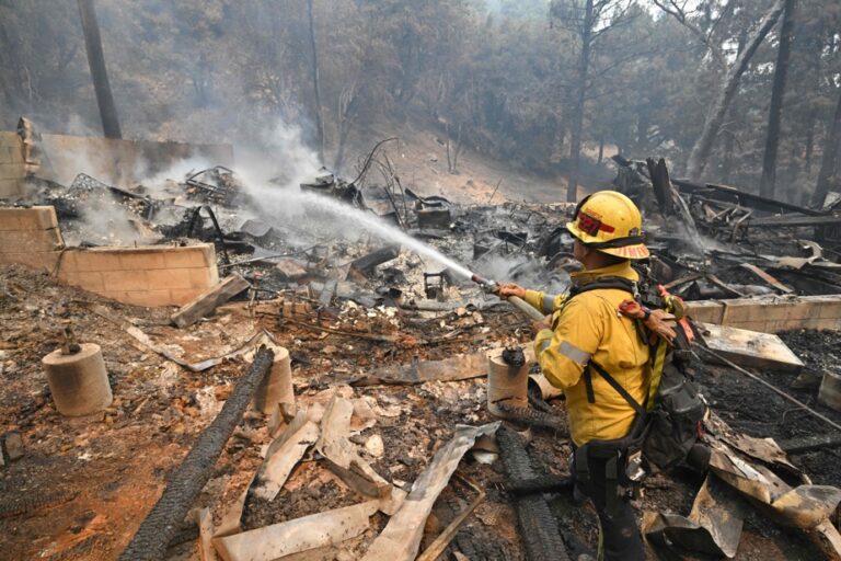 California | Fires threaten near Los Angeles, razing homes