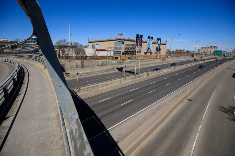 Caught after falling from an overpass | Witnesses to a collision on Highway 40 sought