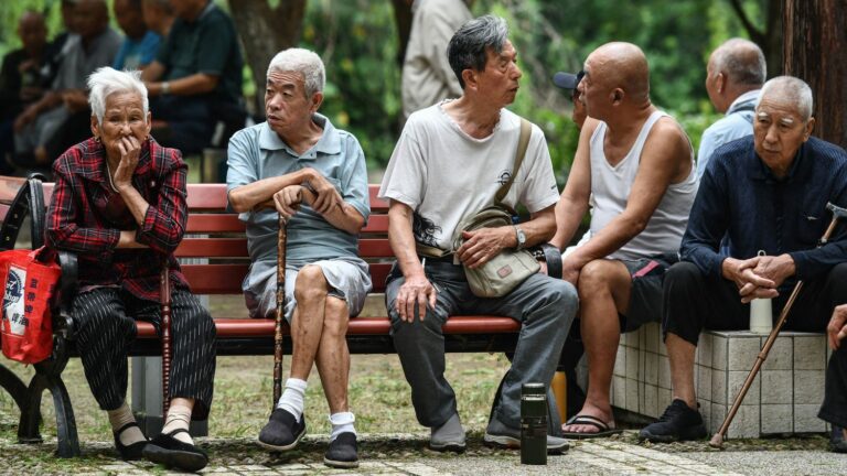 China reforms its pension system and will delay retirement age