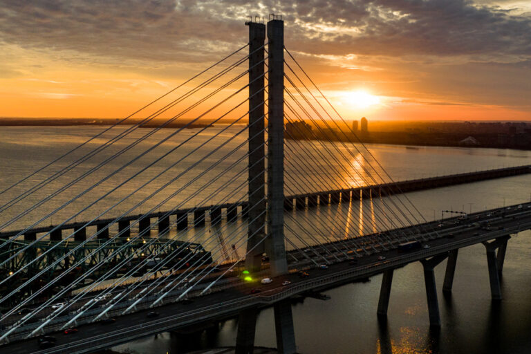 Climbing the Samuel-De Champlain Bridge | The SQ makes five arrests