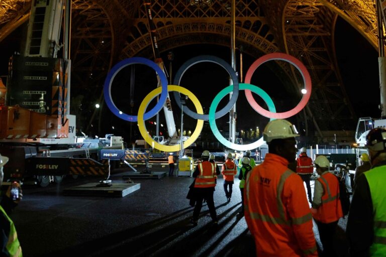 Eiffel Tower | The Olympic rings have been removed