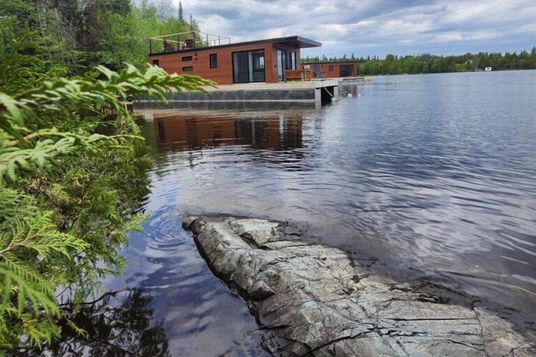 Floating accommodations | A studio on the water in Abitibi