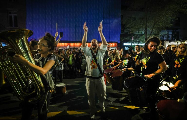 Hundreds of people gathered Thursday evening in front of the La Tulipe cabaret to show their support for the cultural venue