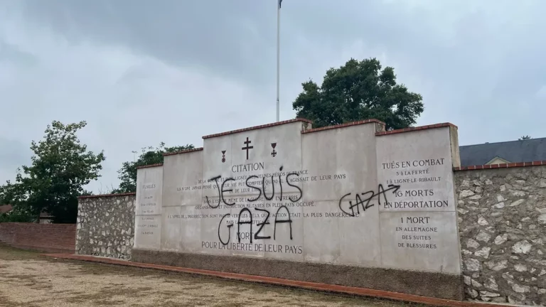 “I am Gaza” tags discovered on the necropolis of homage to the resistance fighters in La Ferté-Saint-Aubin, in Loiret