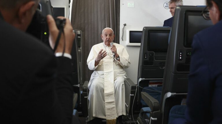 “I will not go to Paris,” announces Pope Francis