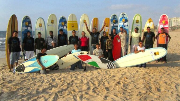 “If I want to surf, I put myself in danger”… Rawand Abu Ghanem, the surfer from Gaza who dreams of regaining her freedom