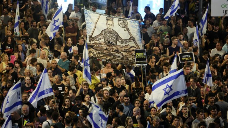 In Israel, tens of thousands of protesters for the release of hostages and against the government