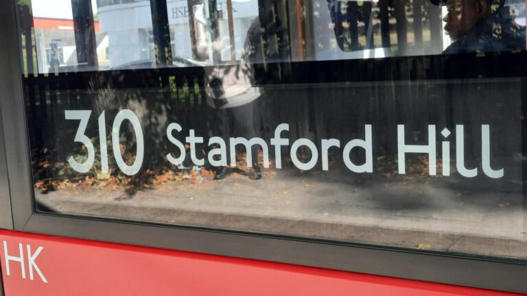 In London, on board the 310 bus, created to reassure the Jewish community, the passengers are satisfied.