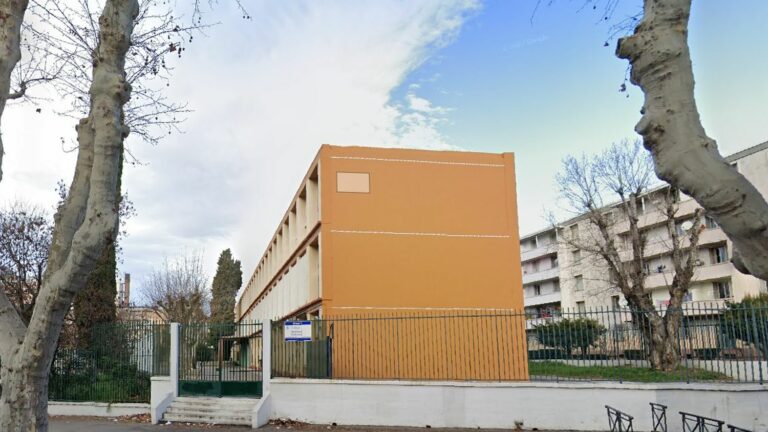 In Marseille, teachers assert their right to withdraw after the discovery of bullet holes in a college