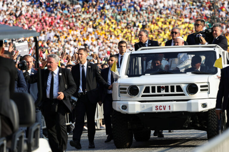 Indonesia | Pope welcomed like a rock star for a mass in front of 80,000 faithful