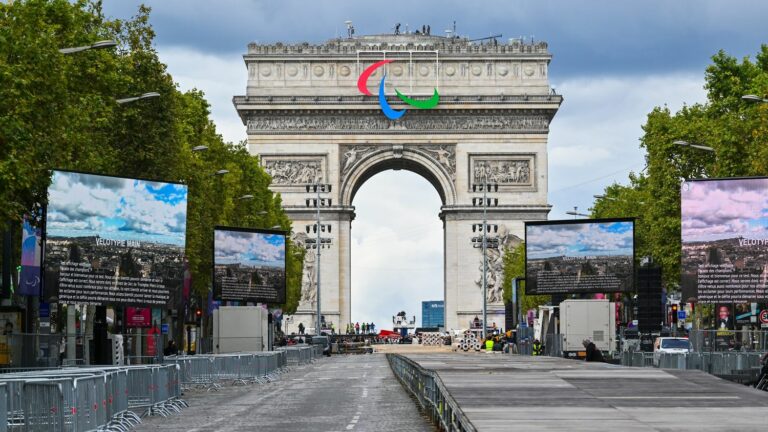 LIVE. Follow the Parade of French Olympic and Paralympic Athletes on the Champs-Elysées