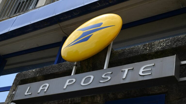 La Poste to test parcel delivery by boat on the Seine in 2026