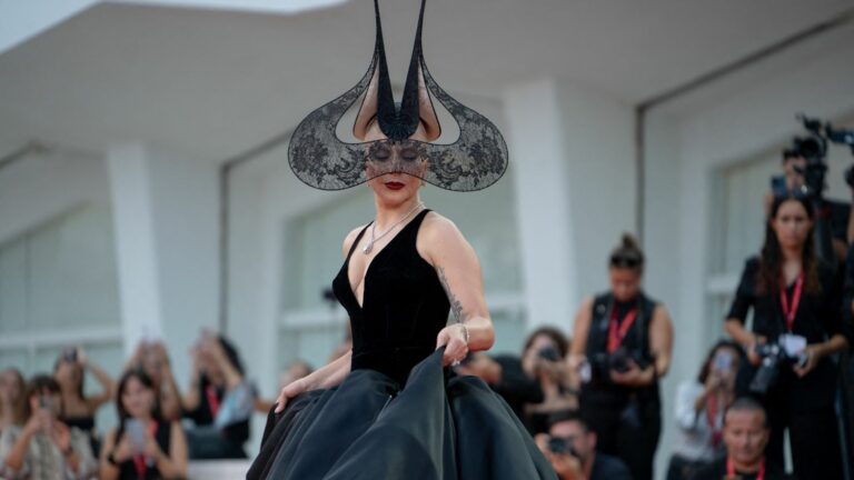 Lady Gaga shoots a video at the Louvre to launch the exhibition “Figures du fou” and the film “Joker”