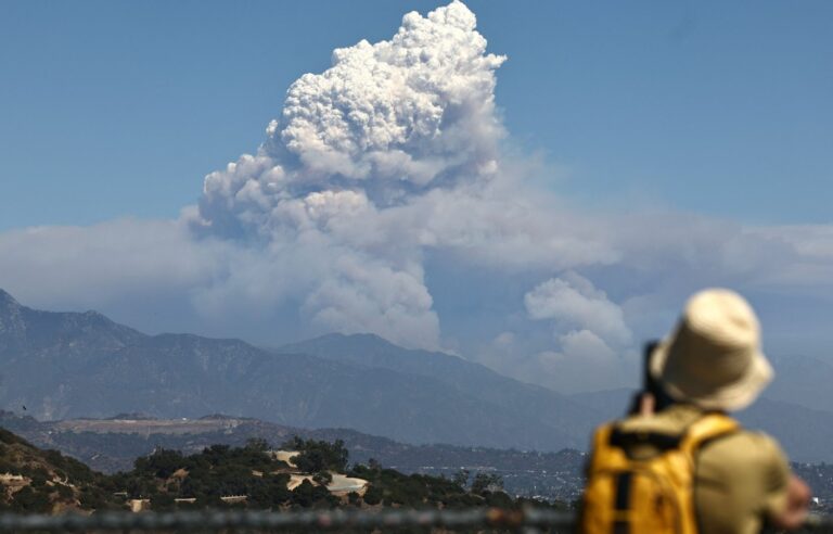 Los Angeles area dotted with advancing wildfires