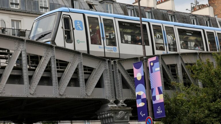 “Malibu”, “Santa Monica” or “Melrose”, the Paris metro is renaming its stations this Thursday and passing the baton to Los Angeles