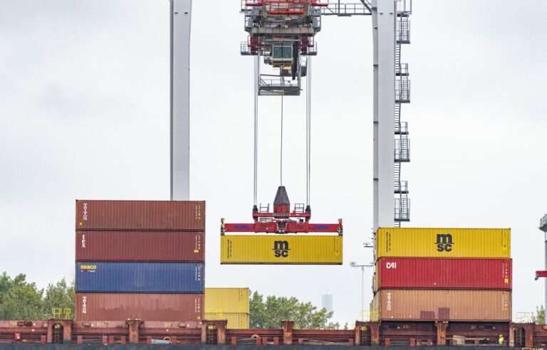 Montreal Port Longshoremen Vote on Strike Mandate