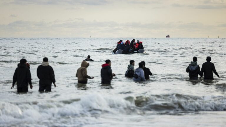 Off the coast of Gravelines, 65 migrants rescued on board a boat