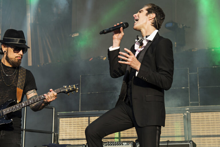 Onstage brawl between members of the band Jane’s Addiction