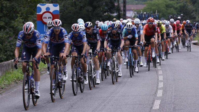 Pavel Sivakov in the lead approaching Cuitu Negru… Follow stage 15