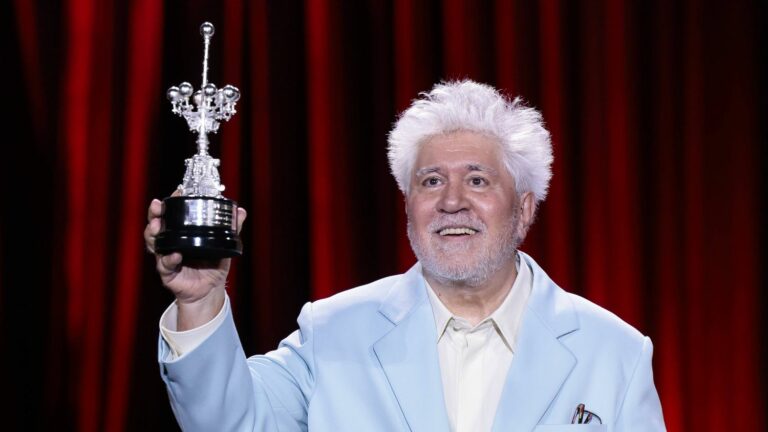 Pedro Almodóvar receives “moved to tears” the honorary prize at the San Sebastian festival