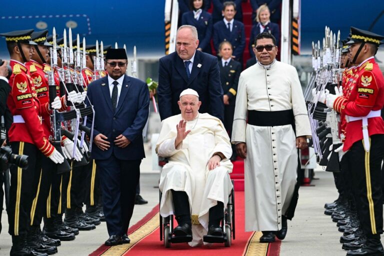 Pope meets Indonesian president at start of marathon tour