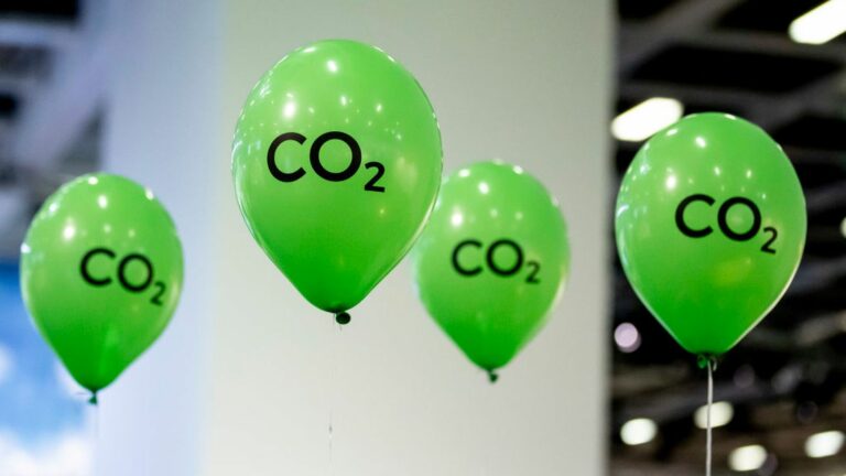 Quantum effect of CO2 plays a key role in global warming