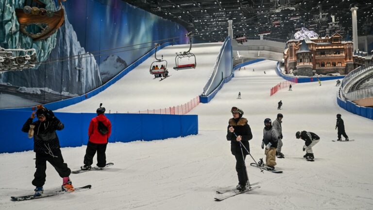 REPORTAGE. China opens world’s largest indoor ski complex in Shanghai