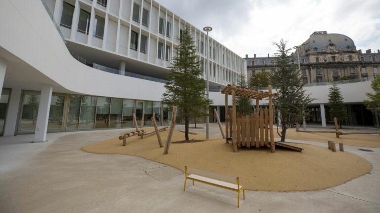 REPORTAGE. Sunshades, air mixers, cooling floors… how the “Marseille en grand” plan is taking shape in the city’s schools