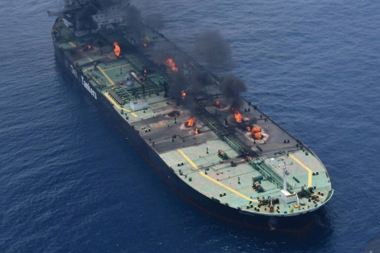 Risk of ecological disaster | Towing of oil tanker attacked by Houthis begins off Yemen