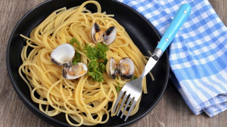 Spaghetti “alle vongole” threatened by an invasive crab species