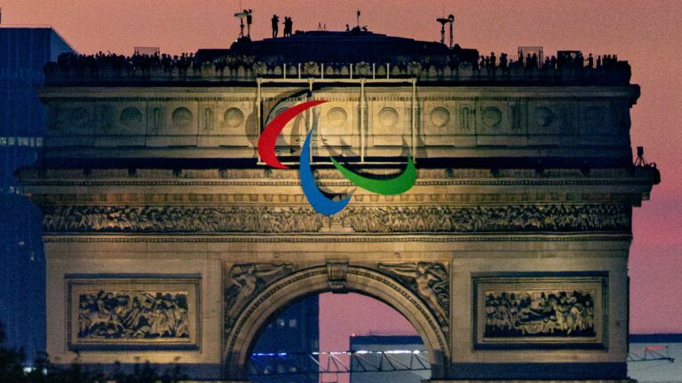 The Agitos, symbol of the Paralympic Games installed on the Arc de Triomphe, will soon be installed in Bobigny, in Seine-Saint-Denis