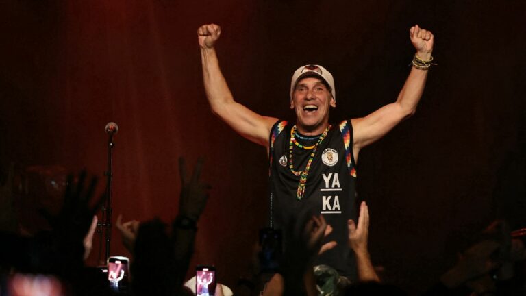 Three days before the release of his new album, Manu Chao shakes up all generations with an acoustic concert at the Kilowatt in Vitry-sur-Seine