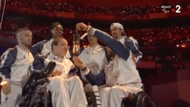 VIDEO. Paralympic champion Aurélie Aubert extinguishes the flame, the Paris Games are officially closed