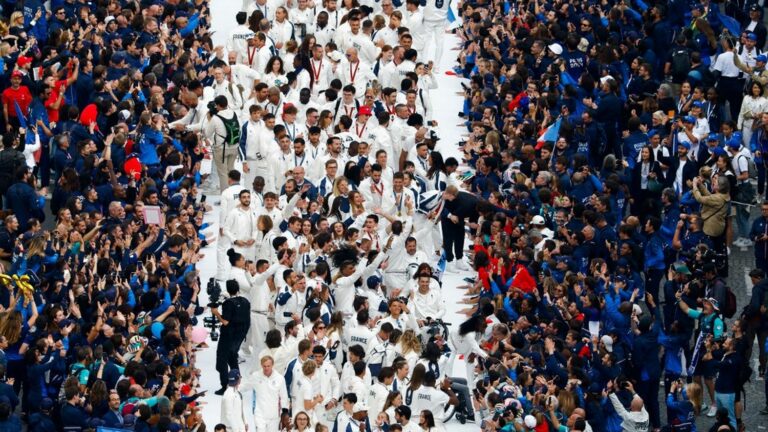 VIDEOS. The 10 sequences to remember from the parade of French Olympic and Paralympic athletes on the Champs-Elysées