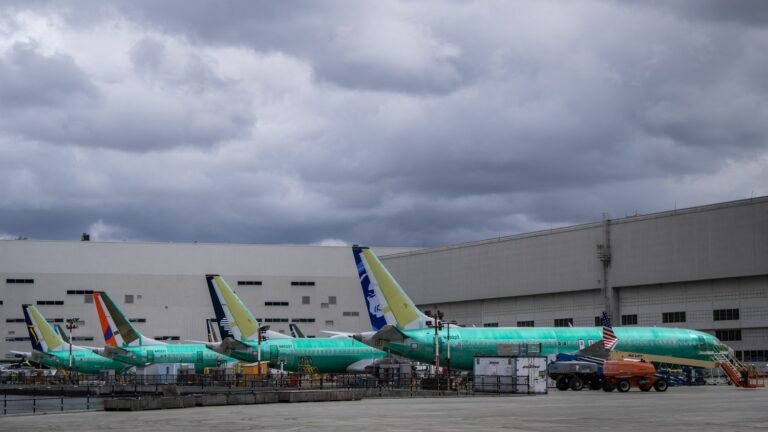 With the massive strike in Seattle, Boeing announces the freezing of all expenses