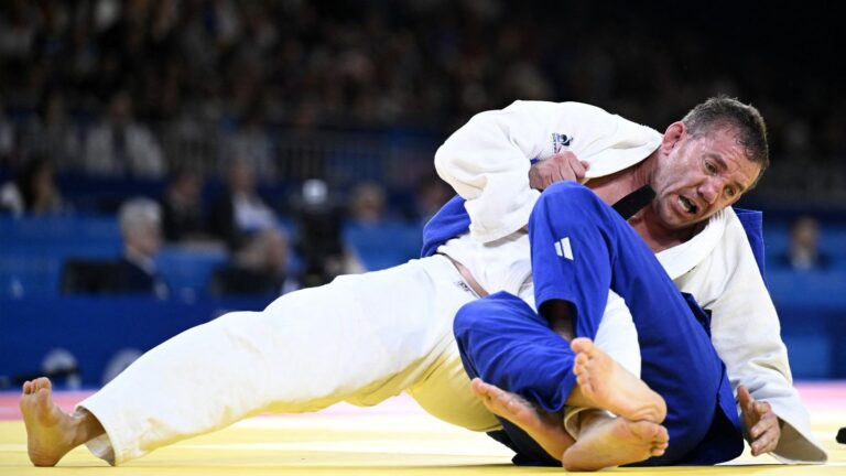 communion with the public, no dance… Cyril Jonard explodes with joy and puts on a show after his bronze medal in judo