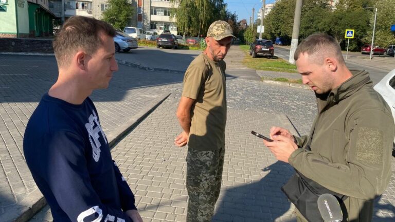 in Ukraine, the army patrols in search of soldiers to renew the workforce